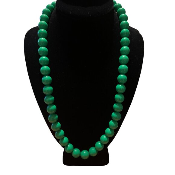 Green Beaded Necklace With Lobster Clasp - Picture 2 of 7